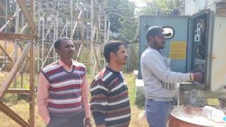 बिजली की चेकिंग करते बिजली मैन। (जागरण)