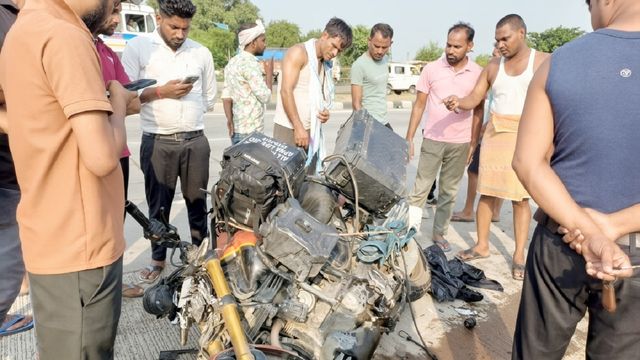 दिल्ली-कोलकाता नेशनल हाईवे पर हादसा : ट्रक ने बाइक में मारी टक्कर, 10 मीटर तक घिसटता चला गया सवार घायल
