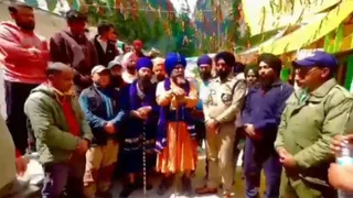 हेमकुंड साहिब के बेस कैंप घांघरियां में लोगों से बातचीत करते निहंग जत्थेदार मान सिंह। जागरण