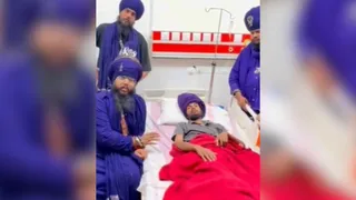 एम्स ऋषिकेश में भर्ती अपने साथी से मिला निहंगों के एक प्रतिनिधिमंडल।