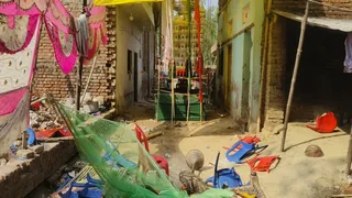 प्रयागराज के नवाबगंज के ठेगहा गांव में हुए बवाल में टूटी पड़ी कुर्सियां। जागरण
