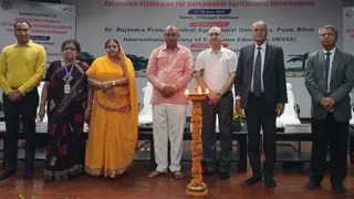 राष्ट्रीय सम्मेलन के शुभारंभ के मौके पर उपस्थित कृषि वैज्ञानिक, शिक्षाविद, व प्रगतिशील किसान। फोटो सौ: विवि प्रशासन