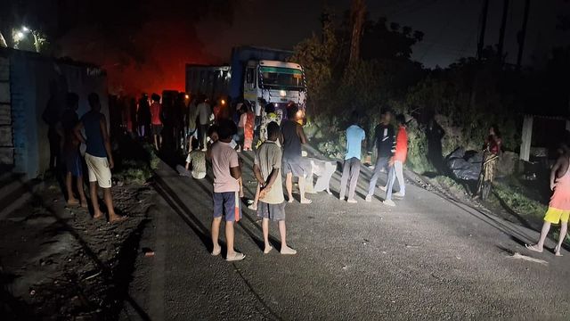 Dhanbad News: जोरदार आवाज के साथ धंसी जमीन, तेतुलमारी में दहशत; सड़क जाम कर ग्रामीणों ने किया प्रर्दशन 
