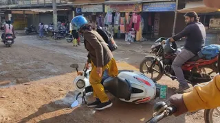 केतारी बगान रेलवे फाटक पर कीचड़ होने से दुर्घटना के शिकार होते वाहन चालक