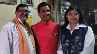 सुप्रसिद्ध नींब करौरी आश्रम पहुंचे प्रसिद्ध कवि के कुमार विश्वास।