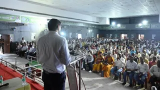 SIR प्रशिक्षण को संबोधित करते गोड्डा के उपायुक्त लोकेश मिश्रा।(फोटो जागरण)