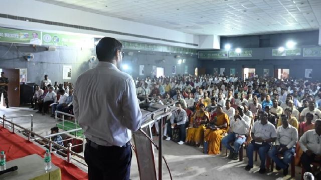 SIR: गोड्डा नगर भवन में स्वयंसेवकों को मिला प्रशिक्षण, डीसी ने शत प्रतिशत पात्र मतदाताओं के पंजीकरण पर दिया जोर
