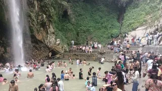 चकराता के टाइगर फॉल में मस्ती करते बाहरी राज्यों के पर्यटक। जागरण