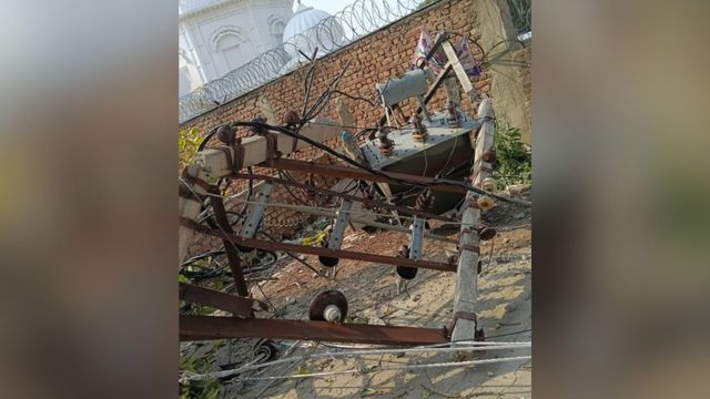 बंदरों की लड़ाई ने गुल की हरिपुरकलां की बत्ती: ट्रांसफार्मर सहित नीचे गिरा बिजली का पोल, पानी के लिए तरसे लोग
