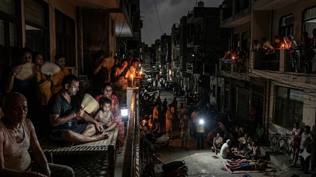 गाजियाबाद: भीषण गर्मी में बिजली कटौती ने छीना लोगों का चैन, रात में लगातार होती रही ट्रिपिंग
