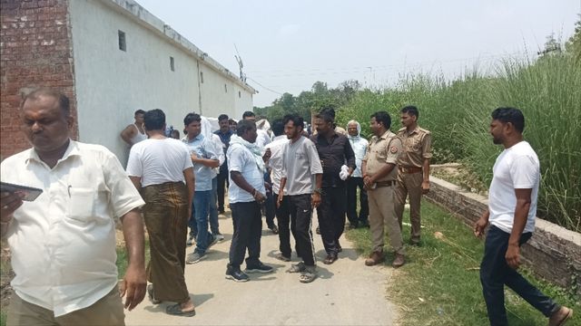 आजमगढ़ में परिषदीय स्कूल की भूमि पर बने मदरसा पर चला बुलडोजर, पांच कमरों के भवन को कराया जमींदोज
