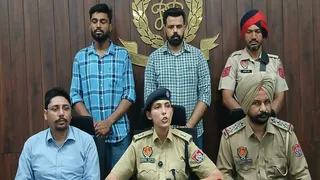 पकड़े गए अरोपी की जानकारी देते हुए पुलिस अधिकारी।