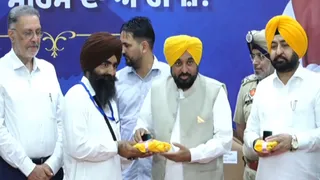 युवाओं को सम्मानित करते हुए सीएम भगवंत मान।