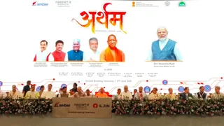 ग्रेटर नोएडा के सेक्टर 10 में आयोजित कार्यक्रम के दौरान मुख्यमंत्री योगी आदित्यनाथ के साथ मंच पर केंद्रीय मंत्री अश्विनी वैष्णव और भूपेंद्र यादव भी उपस्थित रहे। जागरण