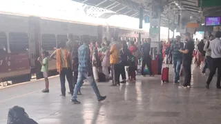 जालंधर रेलवे स्टेशन पर एकत्रित भीड़।