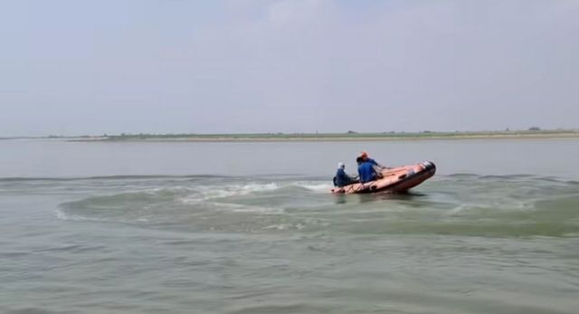 मऊ में तीन दिन बाद भी नहीं मिली सरयू में डूबी सगी बहनें, रेस्क्यू जारी
