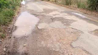 जर्जर सड़क का हाल। जागरण