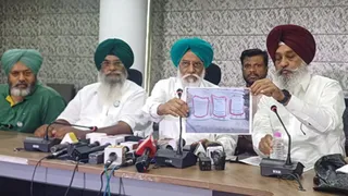 यूरिया की कमी की जानकारी देते हुए किसान।