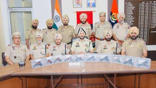 पकड़े गए हथियारों की जानकारी देते हुए पुलिस कमिश्नर गुरप्रीत सिंह भुल्लर।