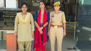 पुलिस गिरफ्त में आरोपित सुमन मिश्रा।