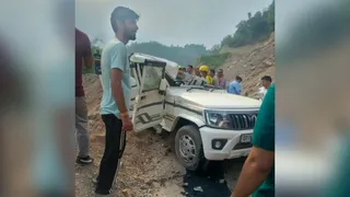 हादसे के दौरान क्षतिग्रस्त बोलेरो वाहन।