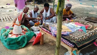 दशकर्म करते स्वजन। फोटो जागरण