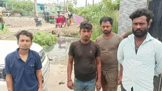पोस्टमार्टम परिसर में घटना की जानकारी देते स्वजन। फोटो सौ. जागरण