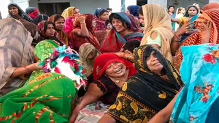 प्रयागराज के बारा क्षेत्र में करंट की चपेट में आकर पिता-पुत्र की मौत के बाद बिलखती महिलाएं। जागरण