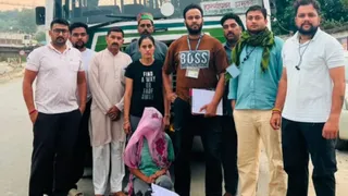 नूरपुर पुलिस टीम की गिरफ्त में चरस के साथ पकड़ी गई युवती। सौ. पुलिस