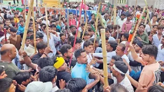 लखीसराय के बड़ी दरगाह मस्जिद के पास ताजिया पहलाम के दौरान दो गुटों के बीच झड़प। (जागरण)