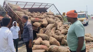 बाजारशुकुल में पूर्वांचल एक्सप्रेस-वे पर पलटा डीसीएम व बिखरी आलू : जागरण