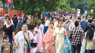 नैनीताल के पंत पार्क में चहल कदमी करते पर्यटक। जागरण