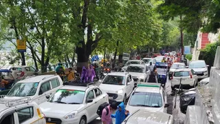 नैनीताल के तल्लीताल क्षेत्र में मालरोड में लगा जाम। जागरण