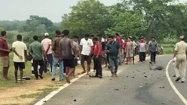 चंपुआ-बाउंशुली रोड पर कार और बाइक की जोरदार टक्कर में झारखंड के दो युवकों की मौत, एक महिला घायल
