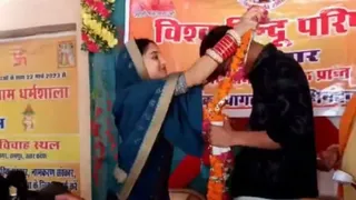 शादी के दौरान युगल।