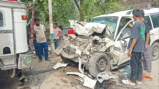 माहुल में दुर्घटना के बाद आमने सामने खड़ी ट्रक और क्षतिग्रस्त स्कॉर्पियो वाहन