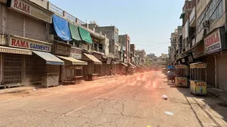 रानीबाग मुख्य बाजार में भीषण गर्मी के कारण पिछले 15 दिनों से 60-70% ग्राहक कम हो गए। (AI Generated Image)