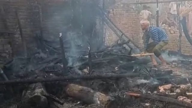 बलिया में लगी भीषण आग, चार झोपड़ियां और गुमटी जलकर राख
