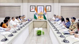 रविवार को सरकारी आवास पांच कालिदास मार्ग पर समीक्षा बैठक करते सीएम योगी।