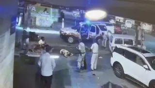 जमशेदपुर पुलिस की मौजूदगी में सड़क पर तड़पता रहा घायल युवक।