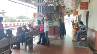 प्लेटफॉर्म के बीचो-बीच दुकान लगाए वेंडर