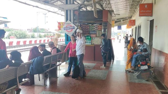 कन्नौज: रेलवे स्टेशन पर 14 रुपए की पानी की बोतल 20 रुपए में बेच रहे वेंडर, यात्रियों की जेब पर डाका
