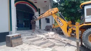 लोनी के ट्रोनिका सिटी में यूपीसीडा की भूमि पर बनी अवैध मजार को प्रशासनिक अधिकारियों ने भारी पुलिस बल के साथ ध्वस्त कर दिया। जागरण