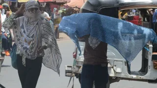 UP Weather: न्यू आगरा रोड पर शनिवार को तेज धूप से बचने के लिए दुपट्टा ओढ़कर जातीं युवतियां। जागरण