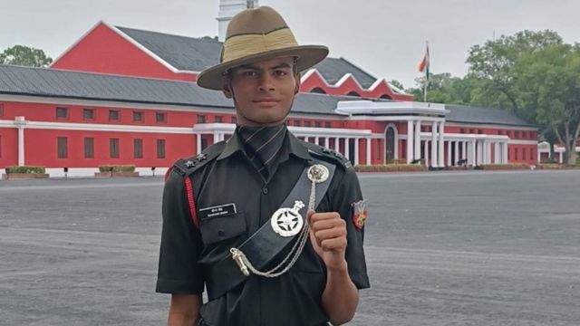 IMA से लेफ्टिनेंट बन पैतृक गांव लौटे सौरभ, गाजीपुर में ग्रामीणों ने किया भव्य स्वागत
