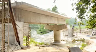 सांथा के गोपालपुर में सियरहवा घाट पर बन रहा पुल। जागरण