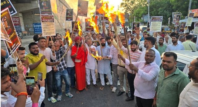 बस्ती जिले में भरत भूषण तिवारी एनकाउंटर विरोध में निकली मशाल यात्रा, लोगों ने मांगा न्याय
