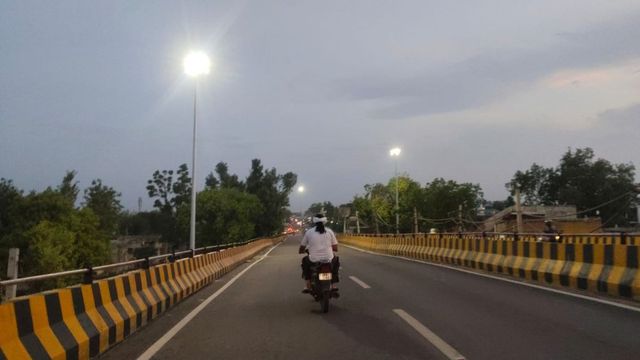 रेवाड़ी के भाडावास रोड ओवरब्रिज पर स्ट्रीट लाइटें लगीं, रात में सफर हुआ सुरक्षित
