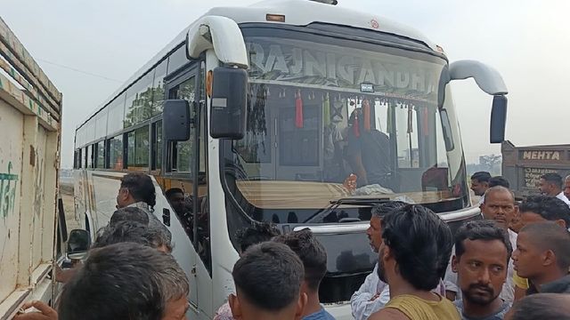 पलामू में टला बड़ा हादसा, बस और पिकअप वाहन के बीच जोरदार टक्कर, सभी सुरक्षित
