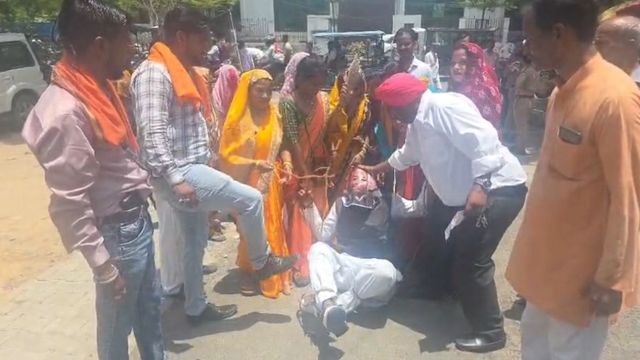 स्वामी प्रसाद मौर्य के बयान से नाराजगी: 'शख्स' को सड़क पर घुमाया, मेंटल हॉस्पिटल में दिखायाा... आगरा में हिंदू महासभा का अनूठा विरोध प्रदर्शन
